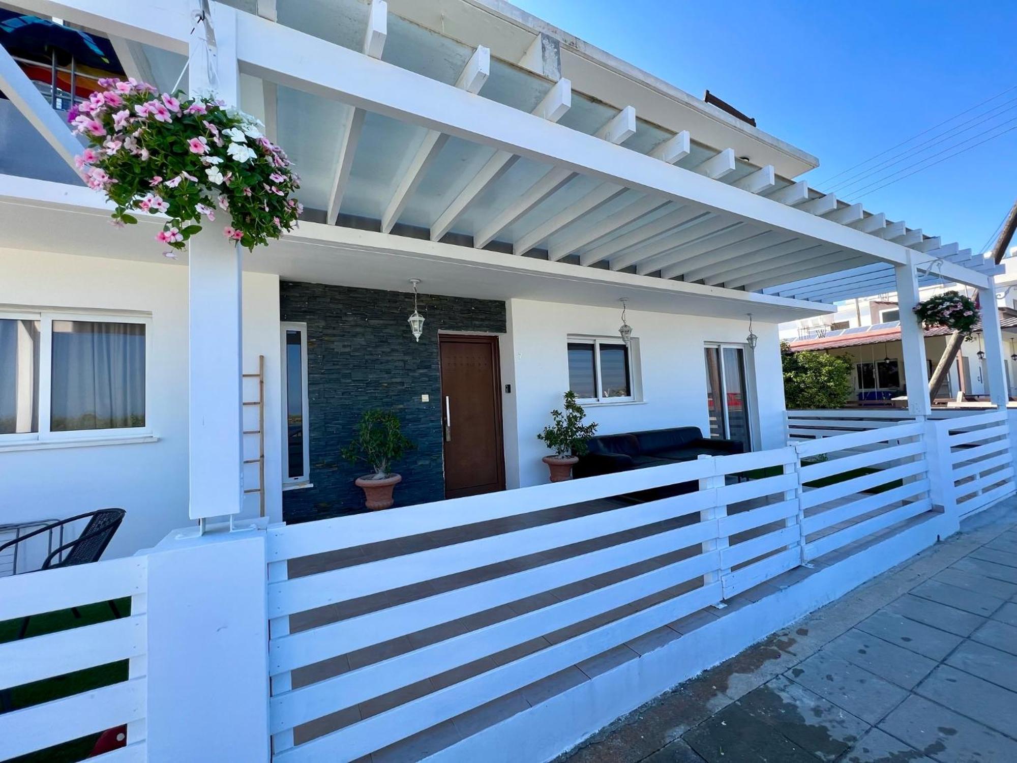 Fat Cow Apartments Larnaca Ngoại thất bức ảnh